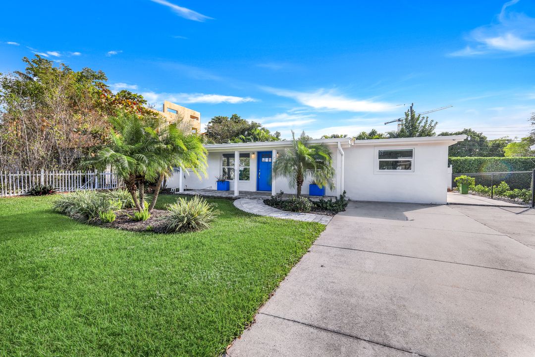 2048 Holiday Ln, Naples, FL 34104