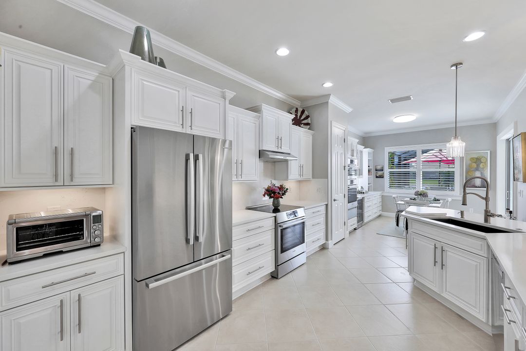 9423 Quarry Dr, Naples, FL 34120