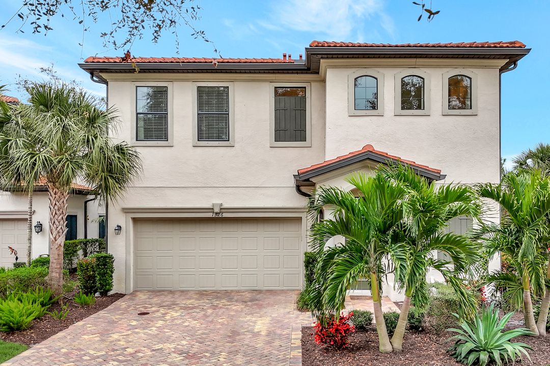 1326 Oceania Dr, Naples, FL 34113