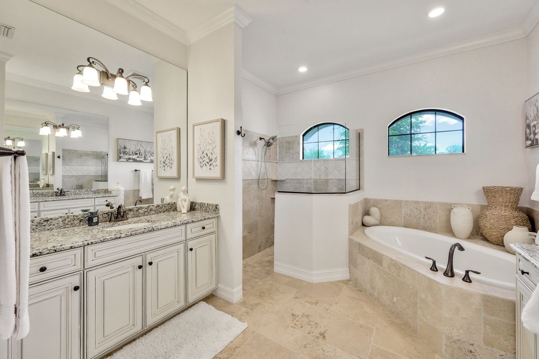 9872 Corso Bello Dr, Naples, FL 34113