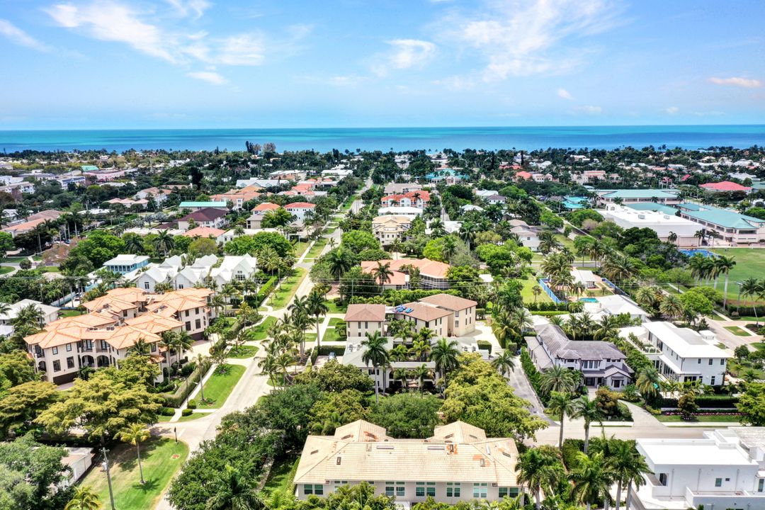 985 7th St S, Naples, FL 34102