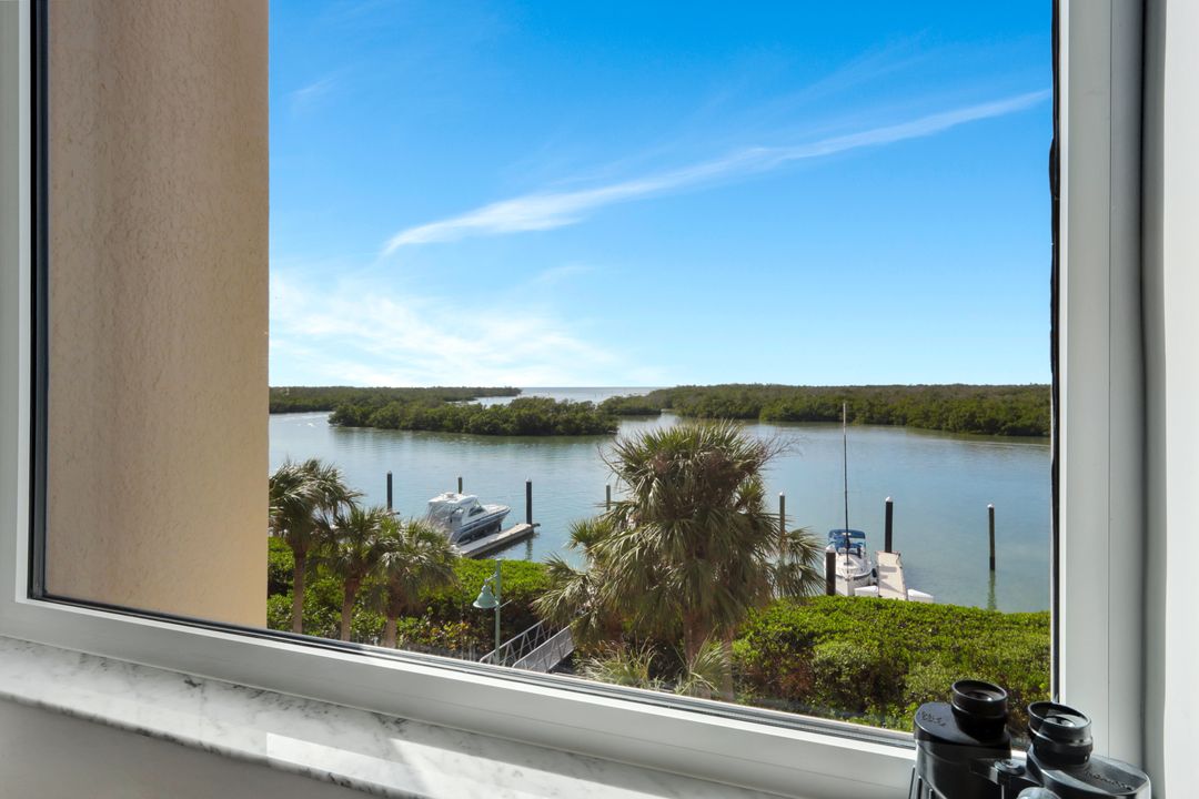 435 Dockside Dr #401, Naples, FL 34110