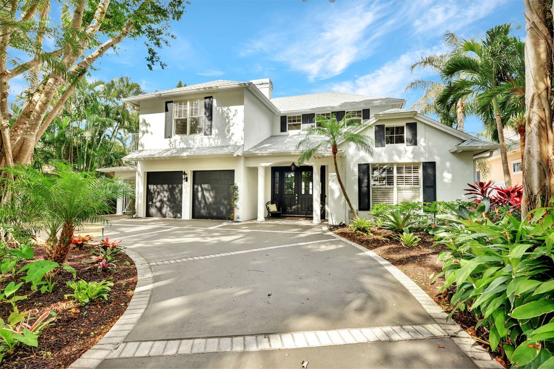 255 2nd Ave N, Naples, FL 34102