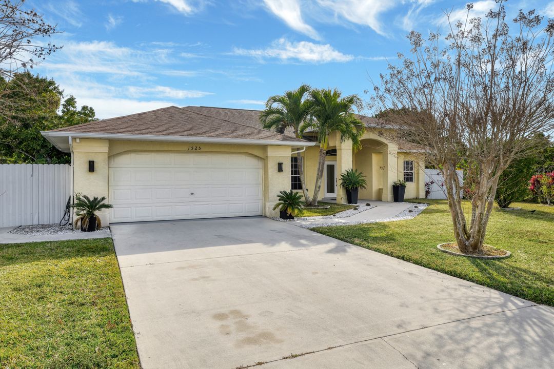 1525 SE 8th Pl, Cape Coral, FL 33990