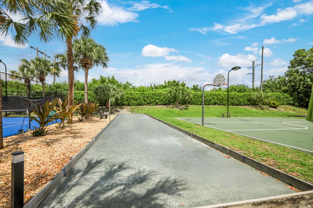 7774 Gardner Dr #202, Naples, FL 34109