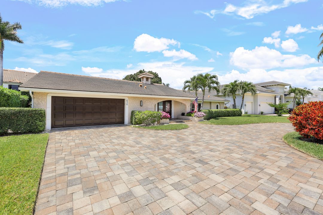 636 Park Shore Dr, Naples, FL 34103