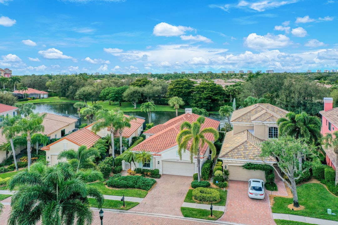 9209 Troon Lakes Dr, Naples, FL 34109