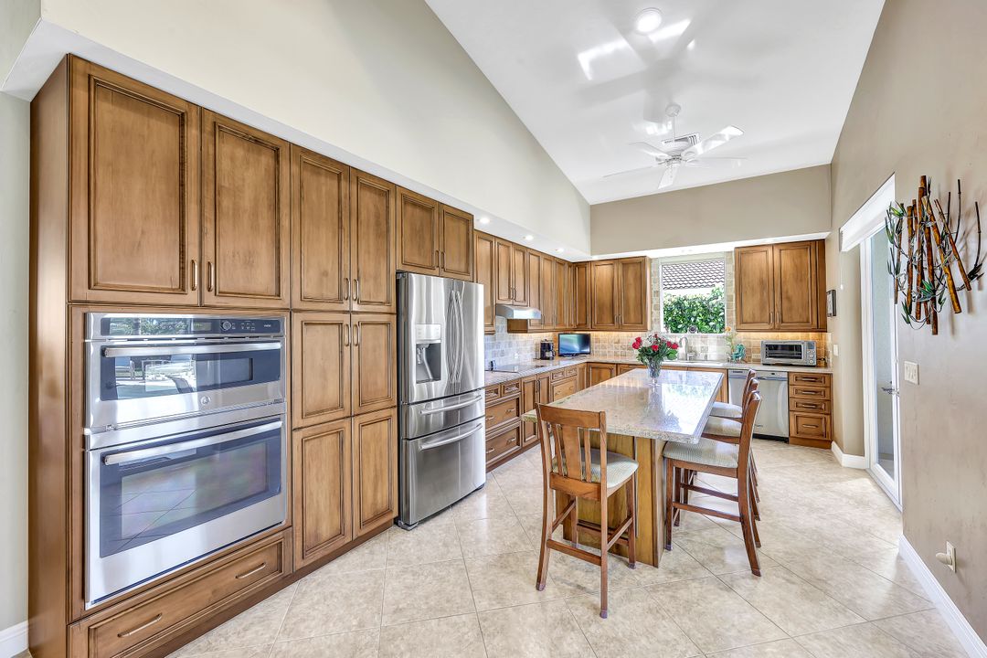 540 Harbour Dr, Naples, FL 34103