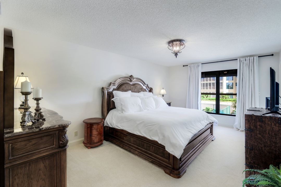 4451 Gulf Shore Blvd N #405, Naples, FL 34103