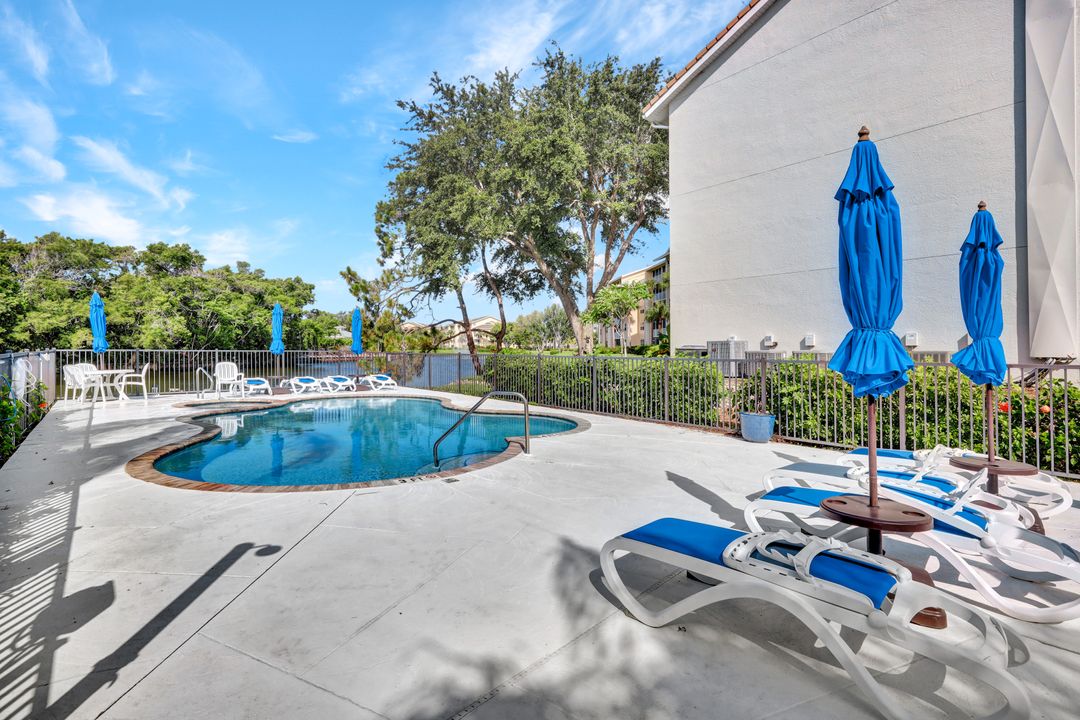 523 Club Side Dr, Naples, FL 34110