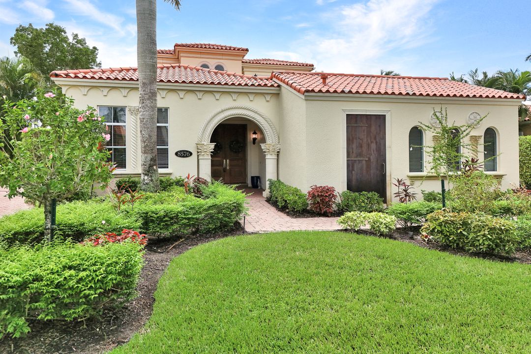 8576 Bellagio Dr, Naples, FL 34114