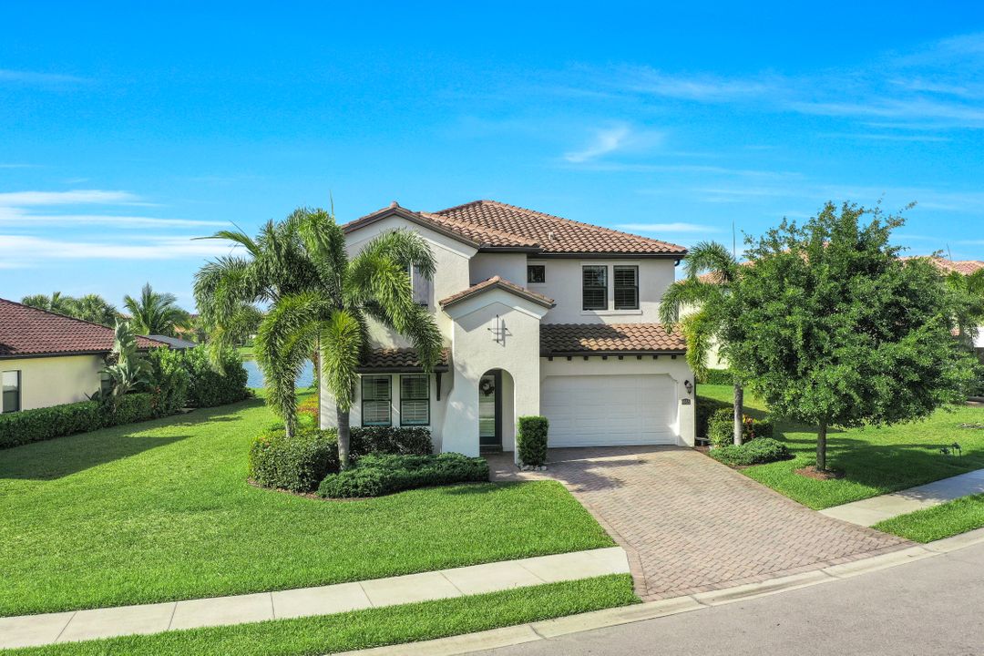 4665 Abaca Cir, Naples, FL 34119