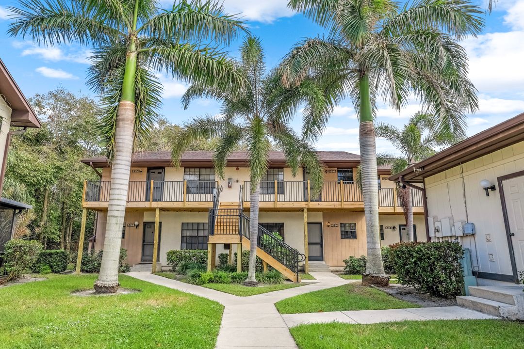 5286 Treetops Dr #1-105, Naples, FL 34113