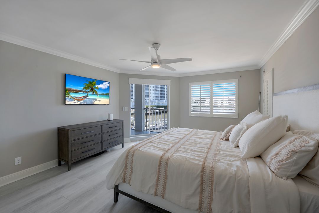 9103 Vanderbilt  #208, Naples, FL 34108