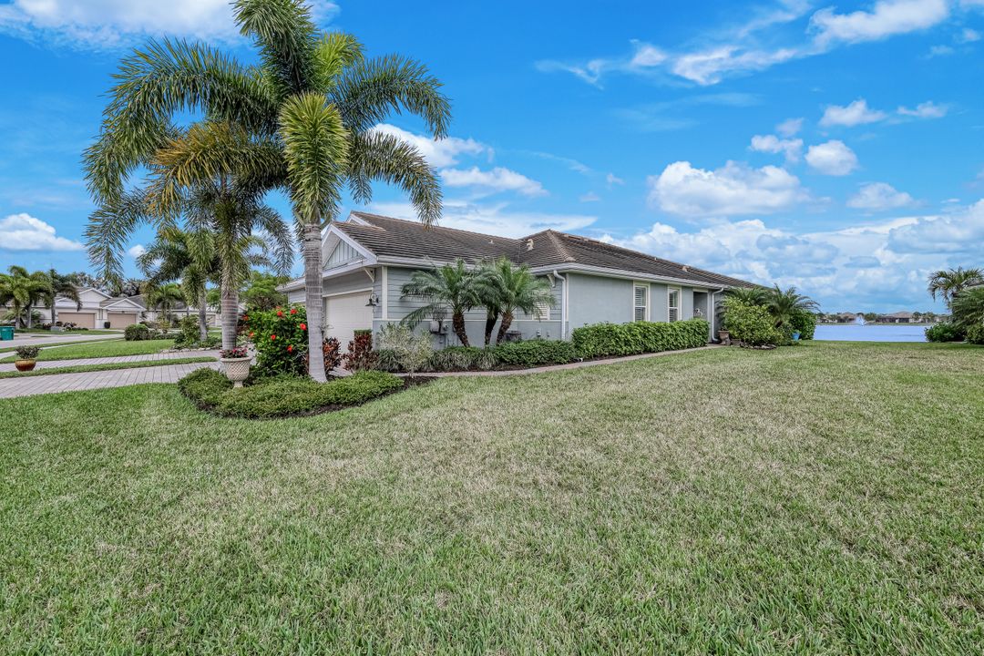 14822 Edgewater Cir, Naples, FL 34114