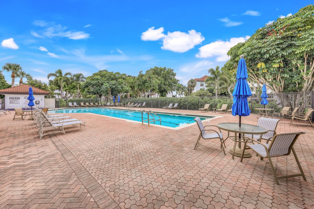 334 La Peninsula Blvd, Naples, FL 34113