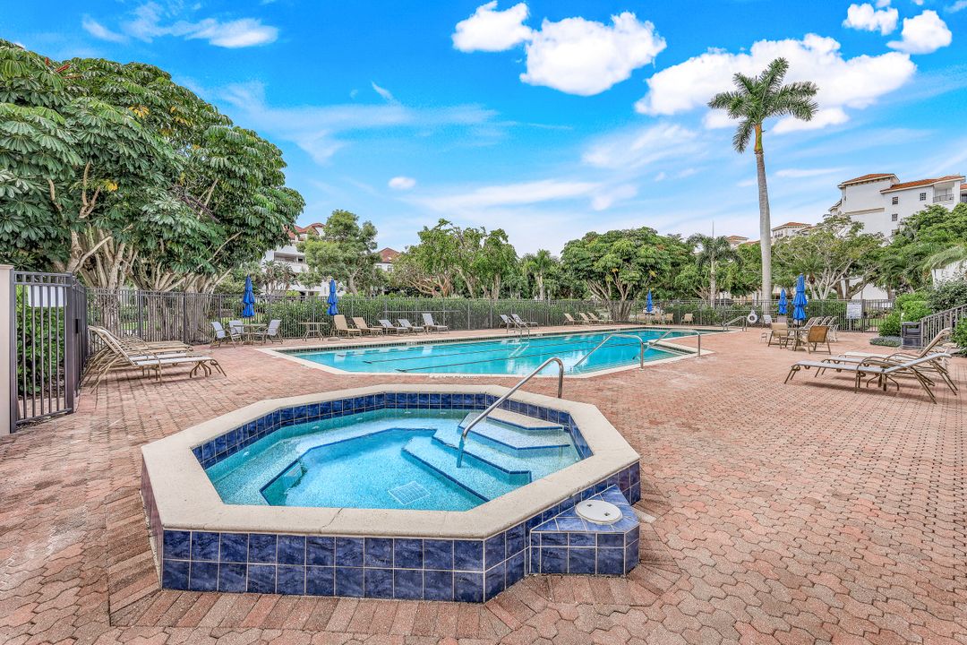 334 La Peninsula Blvd, Naples, FL 34113