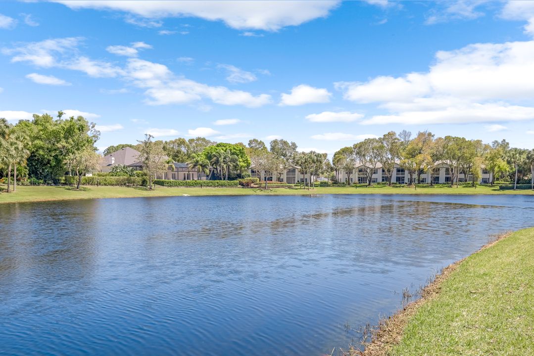 695 Ardmore Ln, Naples, FL 34108