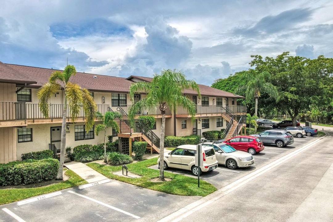 5287 Treetops Dr #105, Naples, FL 34113