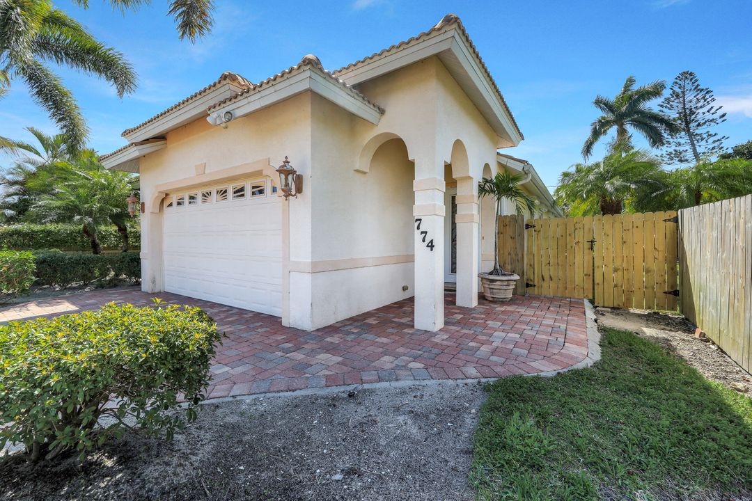 774 105th Ave N, Naples, FL 34108