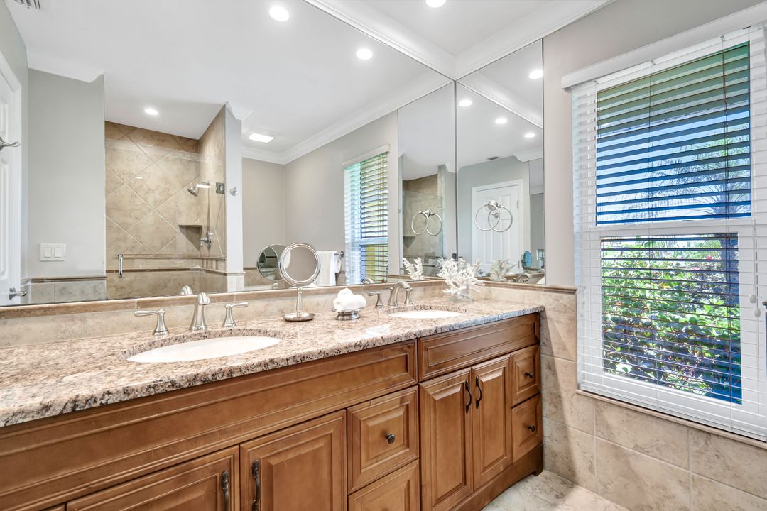 481 Lagoon Ave, Naples, FL 34108