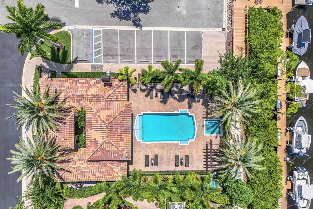 2542 Windward Ct #16-201, Naples, FL 34112