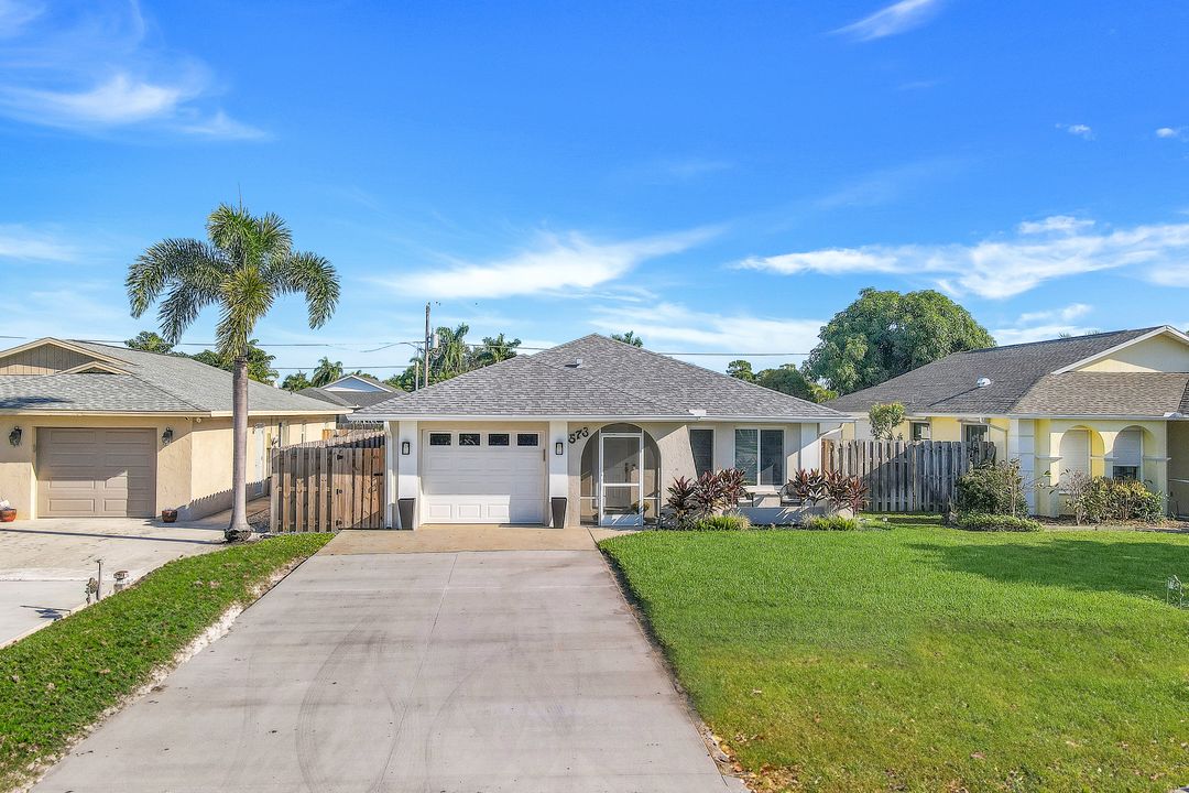 573 98th Ave N, Naples, FL 34108