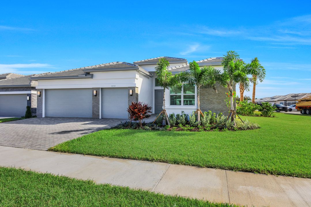 12104 Eucalyptus Wy, Naples, FL 34120