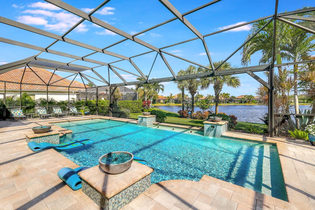 9052 Graphite Cir, Naples, FL 34120