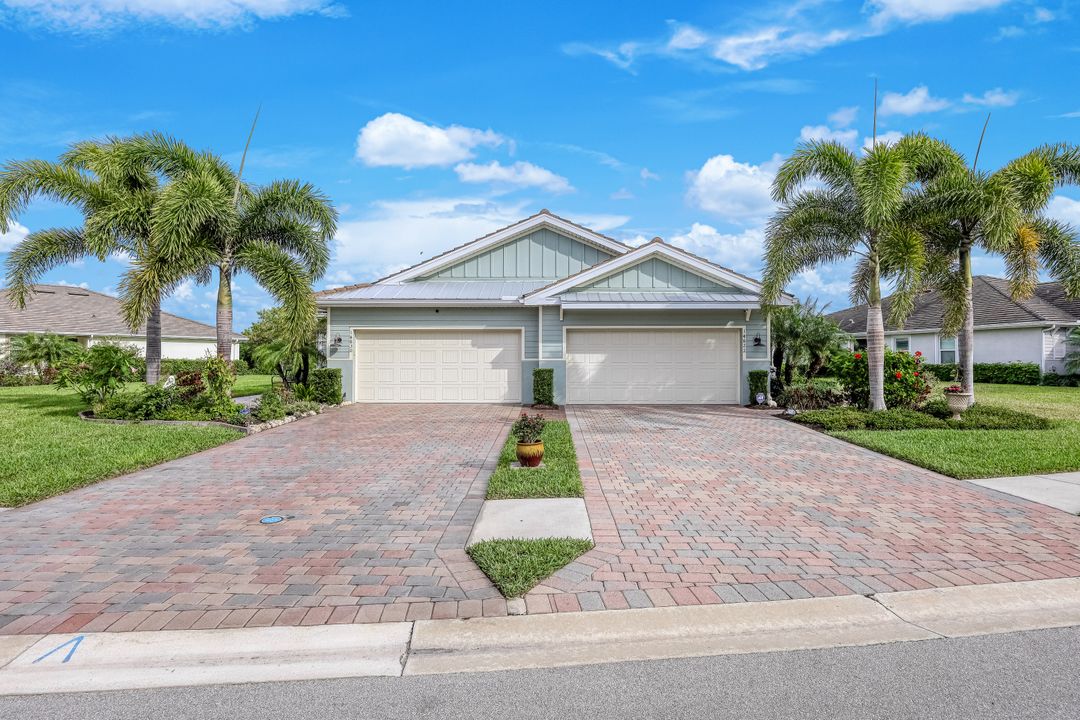 14822 Edgewater Cir, Naples, FL 34114