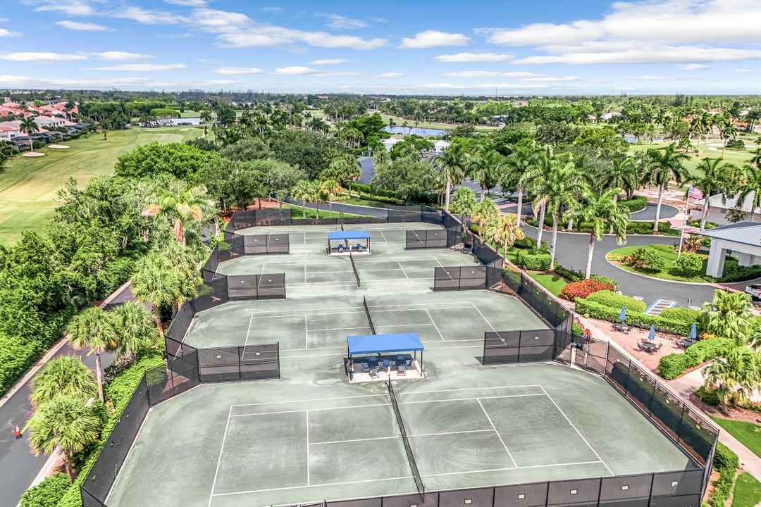 2542 Windward Ct #16-201, Naples, FL 34112