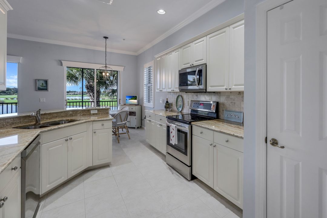 8751 Coastline Ct #202, Naples, FL 34120