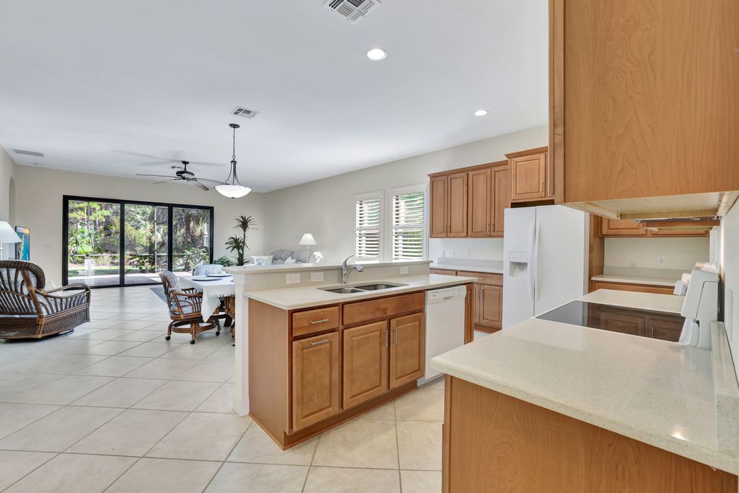 1275 Manado Dr, Naples, FL 34113