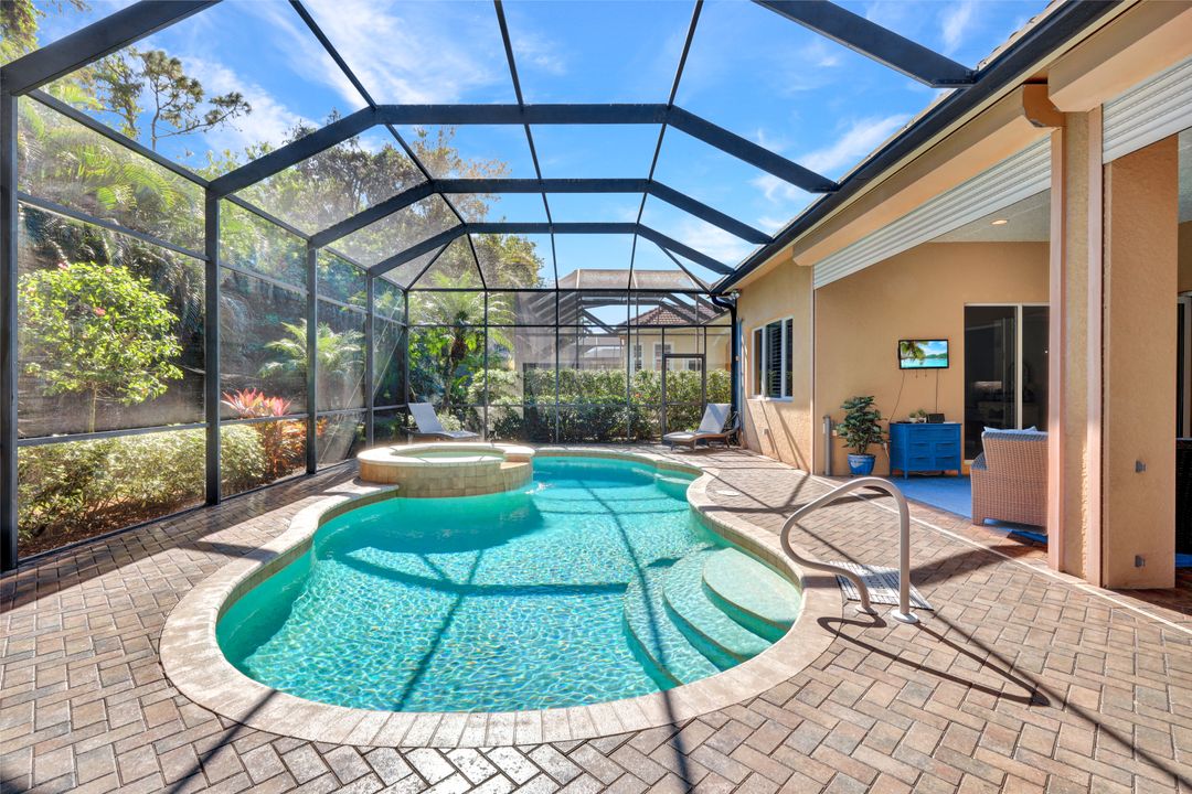 5620 Hammock Isles Dr, Naples, FL 34119