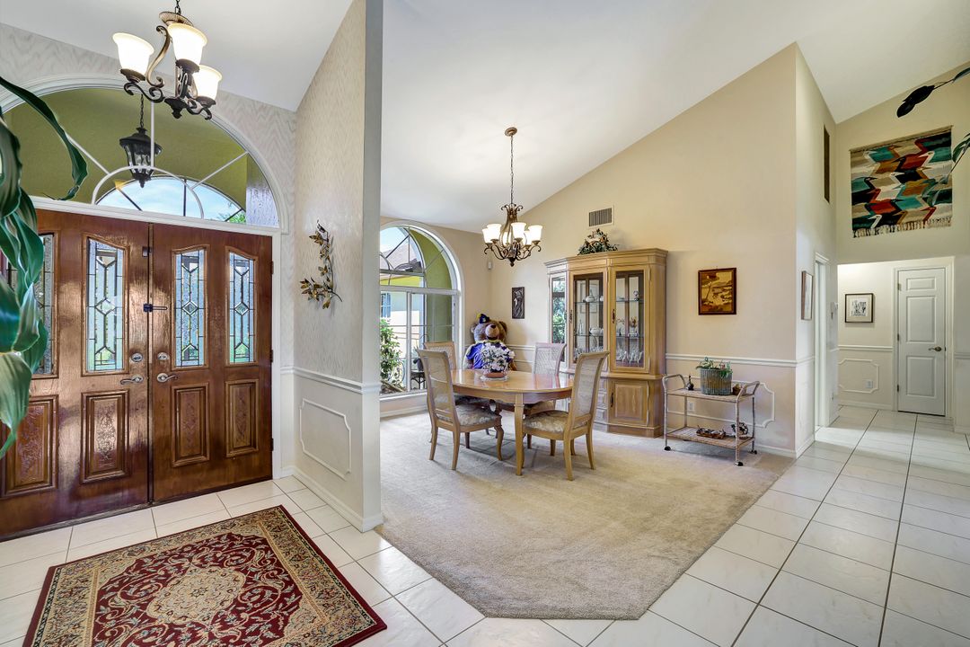 2290 Queens Way, Naples, FL 34112