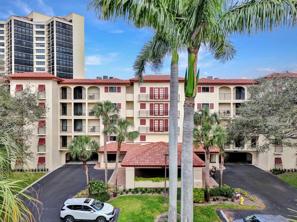 6040 Pelican Bay Blvd #101, Naples, FL 34108