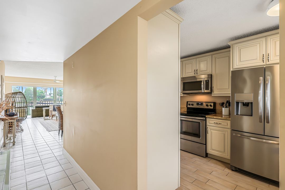 10686 Gulf Shore Dr, Naples, FL 34108