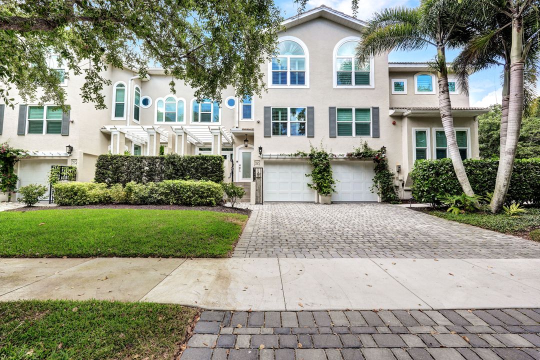 985 7th St S, Naples, FL 34102