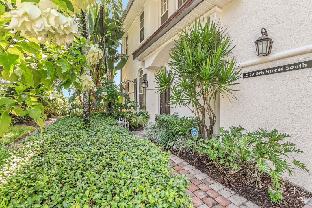 238 5th St S, Naples, FL 34102