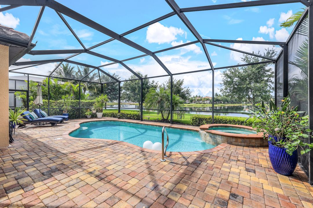 2963 Aviamar Cir, Naples, FL 34114