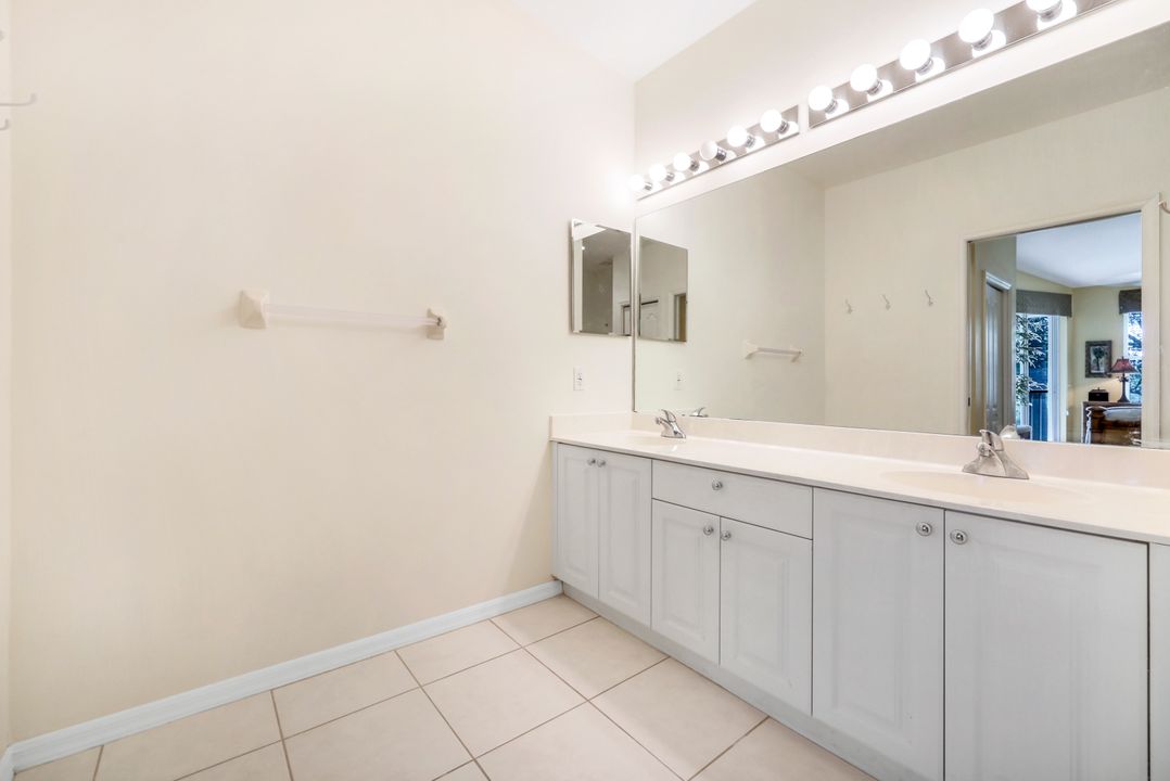 3595 Laurel Greens Ln N #202, Naples, FL 34119