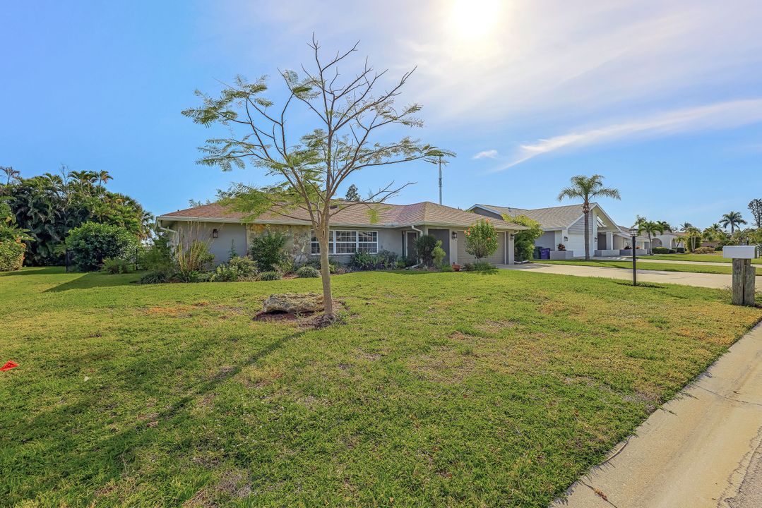 1040 Deep Lagoon Ln, Fort Myers, FL 33919