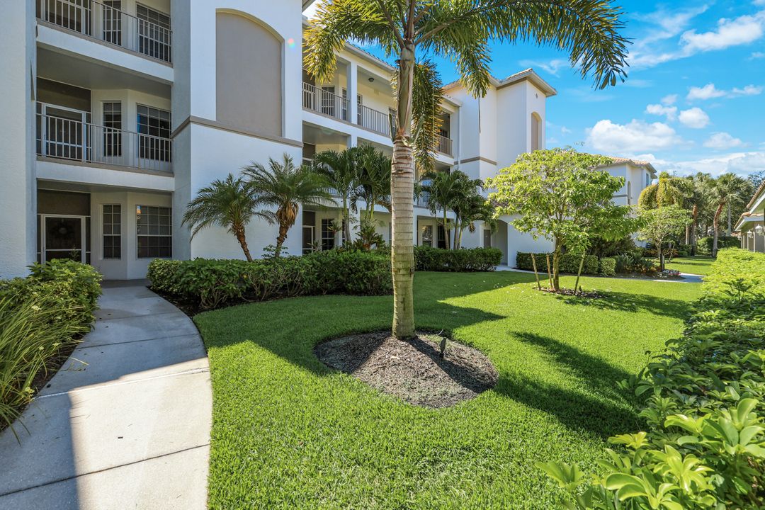 8259 Parkstone Pl #202, Naples, FL 34120