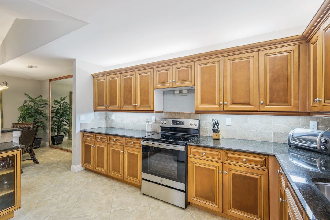 760 Waterford Dr #303, Naples, FL 34113