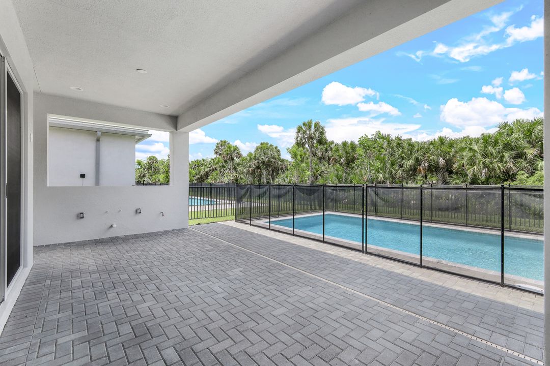 12259 Bonnet Dr, Naples, FL 34120