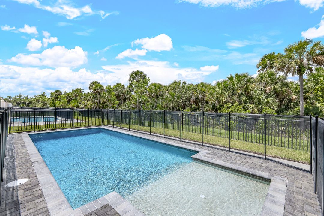 12259 Bonnet Dr, Naples, FL 34120