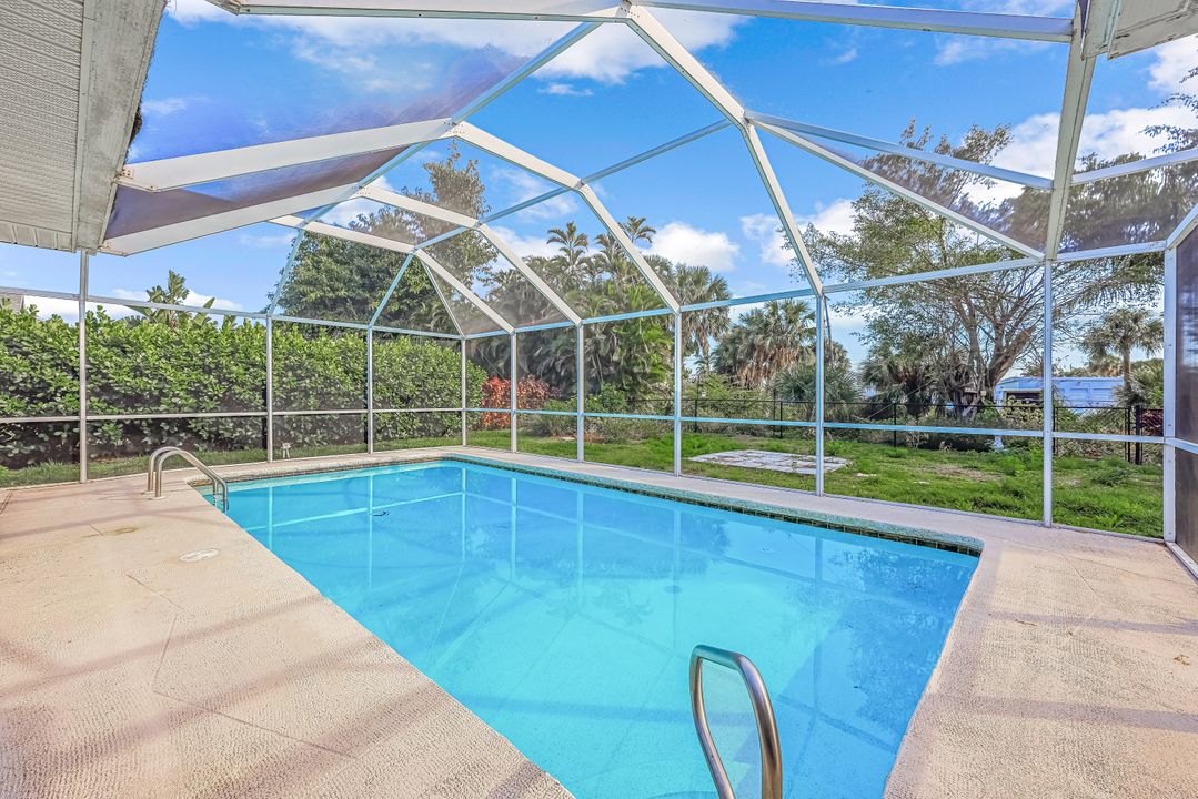 1040 Deep Lagoon Ln, Fort Myers, FL 33919