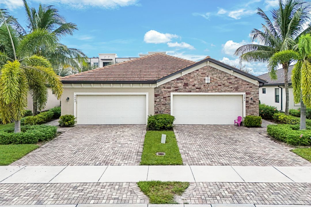 9082 Woodhurst Dr, Naples, FL 34120