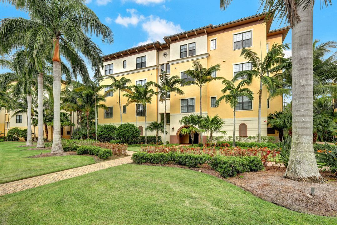 2751 Tiburon Blvd E #302, Naples, FL 34109