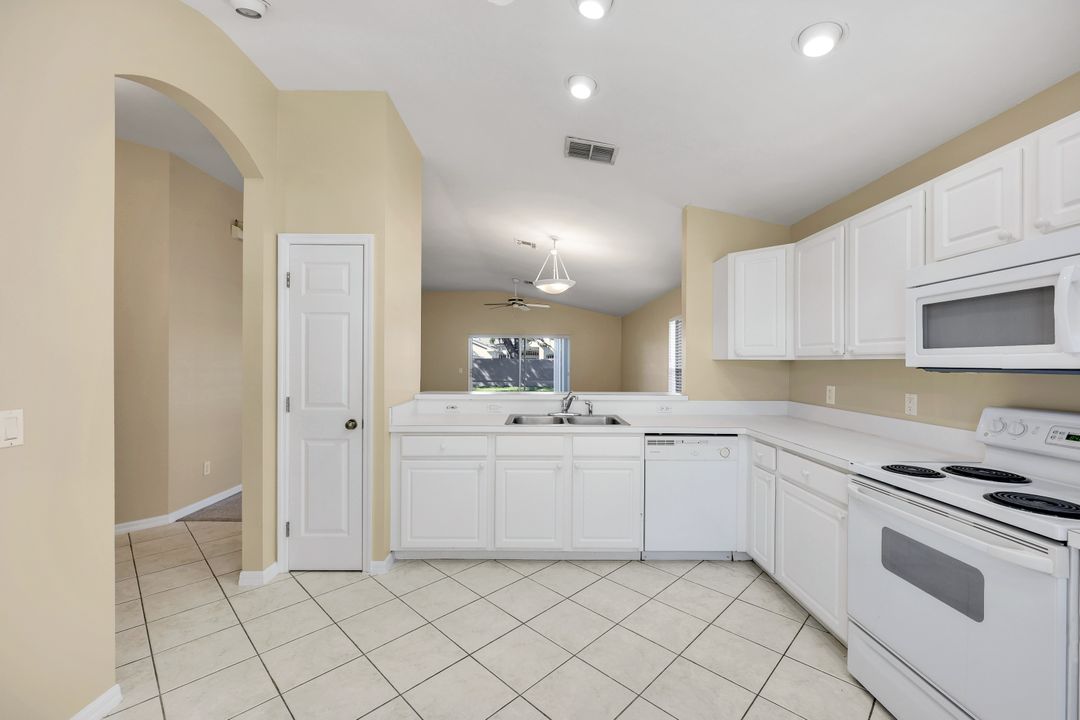 9261 Middle Oak Dr, Fort Myers, FL 33967